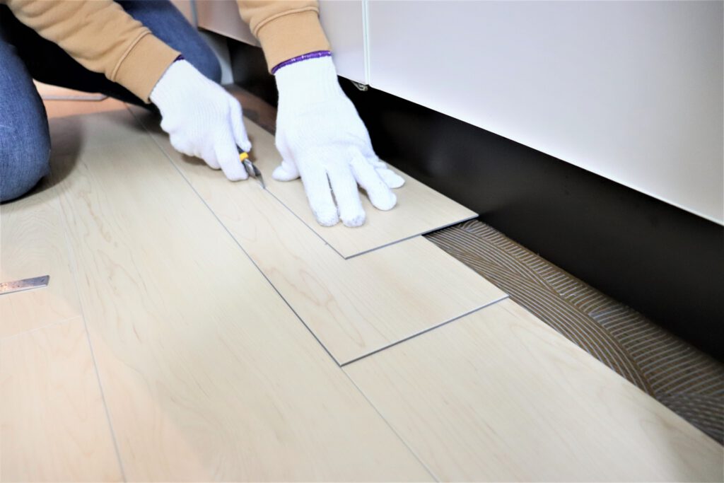 フロアタイルを貼る作業員