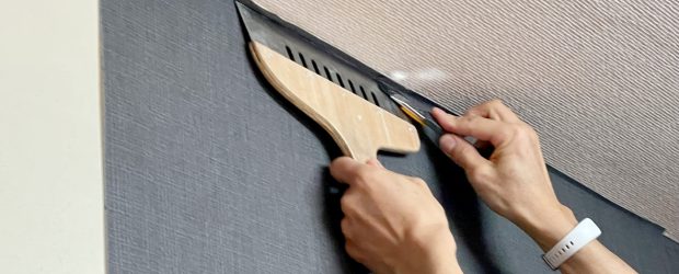 クロスを貼る作業員