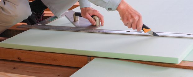 床に断熱材を入れる作業員