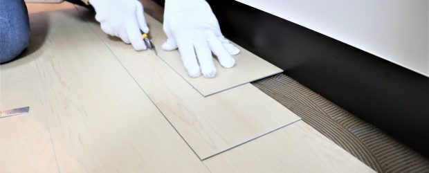 フロアタイルを貼る作業員